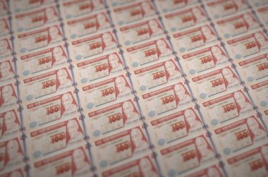 100 Guatemalalı quetzales yasa dışı para üretim taşıyıcısıyla basılmış. Bir sürü sahte banknot kolajı. Kalpazanlık kavramı kitlesel iş