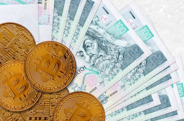 100 Çek korun banknotu ve altın bitcoin. Kripto para birimi yatırım konsepti. Kripto madenciliği veya ticari işlemler