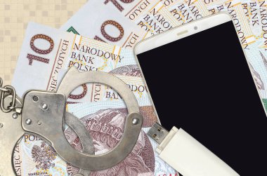 10 Polonyalı zloti fatura ve polis kelepçeli akıllı telefon. Hackerların saldırılar düzenleme, yasadışı dolandırıcılık veya çevrimiçi casus yazılım yumuşak dağıtımı kavramı