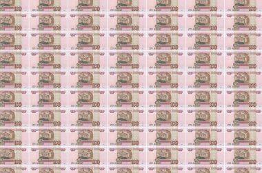 100 Rus rublesi para üretim konveyöründe basıldı. Bir sürü banknotun kolajı. Para birimi enflasyonu ve devalüasyon kavramı