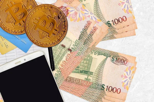 1000 Guyanai Dollár Arany Bitcoin Okostelefonnal Hitelkártyával Cryptocurrency Befektetési Koncepció — Stock Fotó
