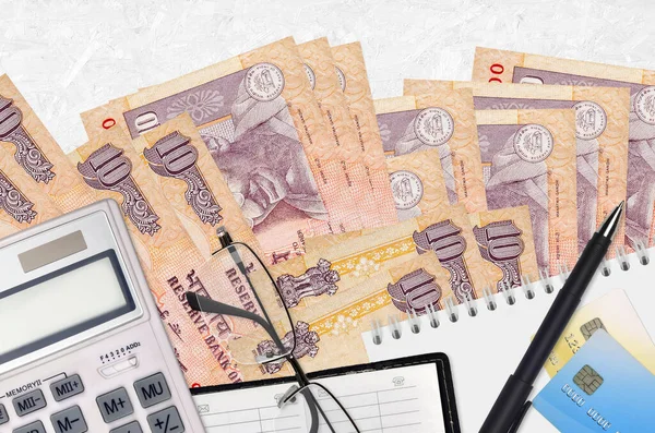 10印度卢比钞票和带眼镜和笔的计算器 纳税季节概念或投资解决方案 财务规划或会计文书 — 图库照片