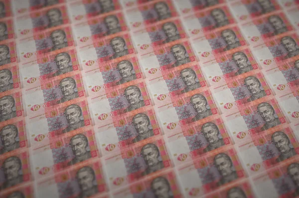 違法な資金生産コンベアに印刷された10ウクライナのハイブリッド法案 多くの偽札のコラージュ 偽造者の大量労働の概念 — ストック写真