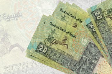 Büyük yarı saydam banknotların arka planında 20 Mısır sterlini var. Ulusal para biriminin soyut sunumu. İş konsepti