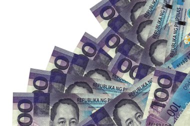 100 Filipin piso banknotu beyaza izole edilmiş farklı bir sırayla yatar. Yerel bankacılık ya da para kazanma konsepti. İş arkaplanı afişi