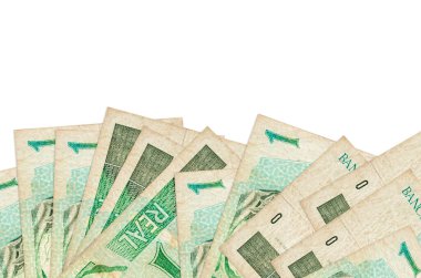 Ekranın alt tarafında, beyaz arka planda izole edilmiş, fotokopi alanı olan 1 Brezilyalı gerçek banknot bulunuyor. Paralı iş kavramları için arkaplan afişi şablonu