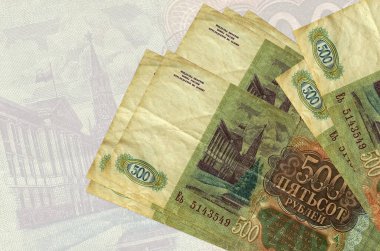 500 Rus rublesi, büyük yarı şeffaf banknotun arka planında duruyor. Ulusal para biriminin soyut sunumu. İş konsepti