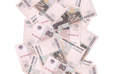 50 Rus rublesi beyazın üzerinde izole bir şekilde uçuyor. Birçok banknot sol ve sağ tarafta beyaz kopya alanı ile düşüyor