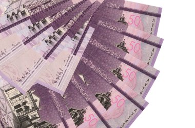 50 Dominik pezosu beyaz arka planda izole edilmiş, fotokopi alanı da yakın planda. Finansal işlemler kavramı