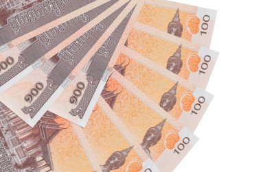 100 Kamboçya ayaklanması faturası beyaz arka planda izole edilmiş ve fotokopi alanı fan şeklinde dizilmiş. Finansal işlemler kavramı