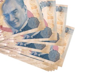 100 Türk lirası küçük gruplar halinde ya da beyaz paketler halinde yatar. Kopyalama alanı olan bir model. İş ve para değişimi kavramı
