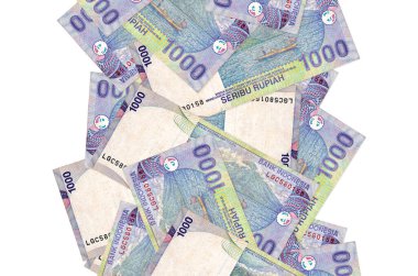 Beyaz üzerine izole edilmiş 1000 Endonezya rupiası. Birçok banknot sol ve sağ tarafta beyaz kopya alanı ile düşüyor