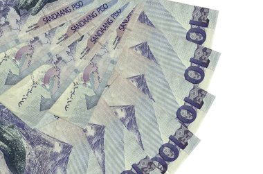 100 Filipinli piso banknotları beyaz arka planda izole edilmiş, fotokopi alanı da yakın planda tutuluyor. Finansal işlemler kavramı