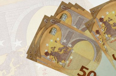 Büyük yarı şeffaf banknotun arka planında 50 avroluk banknotlar duruyor. Ulusal para biriminin soyut sunumu. İş konsepti