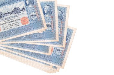 100 Reich banknotları küçük gruplar halinde ya da beyaz paketler halinde bulunur. Kopyalama alanı olan bir model. İş ve para değişimi kavramı