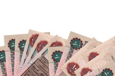 Ekranın alt tarafında, beyaz arka planda izole edilmiş, fotokopi alanı olan 10 Mısırlı banknot bulunuyor. Paralı iş kavramları için arkaplan afişi şablonu