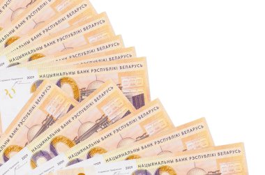 Beyaz zemin üzerinde izole edilmiş 20 Belorus rublesi banknotu var. Fan kaplamasında da fotokopi alanı var. Maaş zamanı kavramı veya finansal işlemler