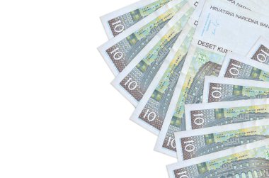 10 Hırvat kuna banknotu beyaz arka planda fotokopi alanı ile izole bir şekilde yatıyor. Zengin yaşam kavramsal geçmişi. Büyük miktarda ulusal para birimi zenginliği