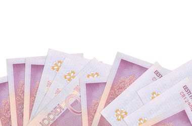 Ekranın alt tarafında 10 tane Estonya kroon banknotu var. Beyaz arka planda izole edilmiş ve kopyalama alanı var. Paralı iş kavramları için arkaplan afişi şablonu