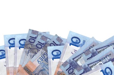 Ekranın alt tarafında 10 Belorus ruble banknotu var. Beyaz arka planda izole edilmiş ve kopyalama alanı var. Paralı iş kavramları için arkaplan afişi şablonu