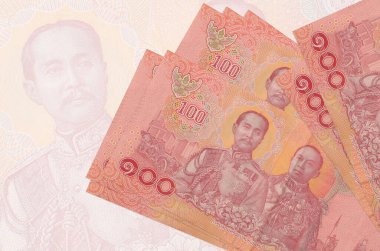 100 Tayland Baht faturası büyük yarı şeffaf banknotun arka planında duruyor. Ulusal para biriminin soyut sunumu. İş konsepti