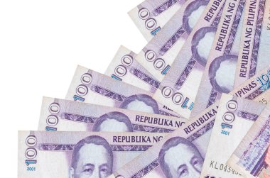 100 Filipin piso banknotu beyaza izole edilmiş farklı bir sırayla yatar. Yerel bankacılık ya da para kazanma konsepti. İş arkaplanı afişi