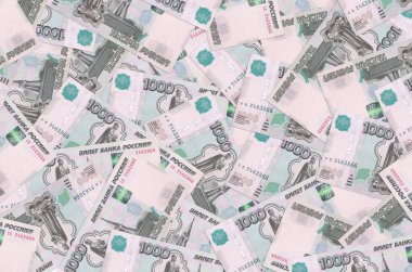 1000 Rus rublesi büyük bir yığın halinde duruyor. Zengin yaşam kavramsal geçmişi. Büyük miktarda para.