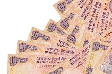 10 Hint rupi banknotları beyaza izole edilmiş farklı bir sırayla yatar. Yerel bankacılık ya da para kazanma konsepti. İş arkaplanı afişi