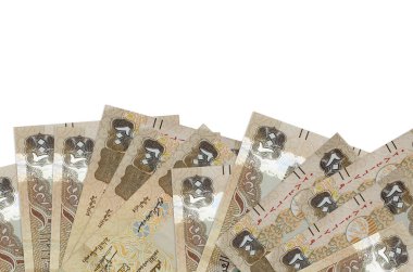 Ekranın alt tarafında 200 BAE dirhem banknotu var. Beyaz arka planda izole edilmiş ve kopyalama alanı var. Paralı iş kavramları için arkaplan afişi şablonu