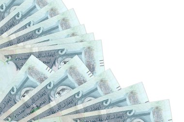 500 BAE dirhem banknotları beyaz arka planda izole edilmiş ve fanı da kapatılıyor. Maaş zamanı kavramı veya finansal işlemler