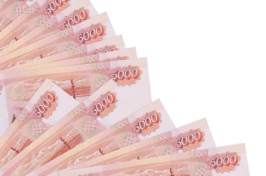 5000 Rus rublesi beyaz arka planda izole bir şekilde duruyor. Fan kaplamasında da fotokopi alanı var. Maaş zamanı kavramı veya finansal işlemler