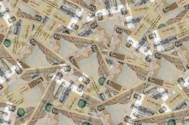 200 BAE dirhem banknotu büyük bir yığın halinde duruyor. Zengin yaşam kavramsal geçmişi. Büyük miktarda para.