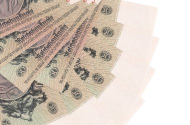 50 Reich işareti banknotları beyaz arkaplanda izole bir şekilde duruyor ve fotokopi alanı fan şeklinde üst üste yığılmış. Finansal işlemler kavramı