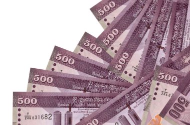 500 Sri Lanka rupisi, beyaza izole edilmiş farklı bir sırayla yatar. Yerel bankacılık ya da para kazanma konsepti. İş arkaplanı afişi