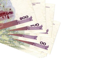 100 Kamboçyalı isyan senedi küçük gruplar halinde ya da beyazlar üzerine izole edilmiş paketler halinde yatar. Kopyalama alanı olan bir model. İş ve para değişimi kavramı