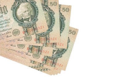 50 Reich işaretli banknotlar küçük gruplar halinde ya da beyaz paketler halinde. Kopyalama alanı olan bir model. İş ve para değişimi kavramı