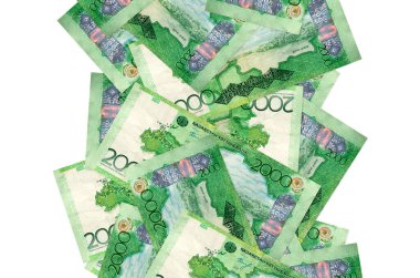 2000 Kazakistan senedi beyazın üzerinde izole bir şekilde uçuyor. Birçok banknot sol ve sağ tarafta beyaz kopya alanı ile düşüyor