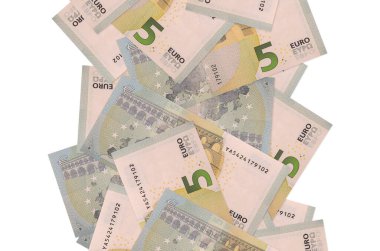 5 avroluk banknotlar beyazlar üzerinde izole halde uçuyor. Birçok banknot sol ve sağ tarafta beyaz kopya alanı ile düşüyor
