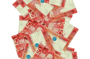 50 Filipin piso banknotları beyazın üzerinde izole bir şekilde uçuyor. Birçok banknot sol ve sağ tarafta beyaz kopya alanı ile düşüyor