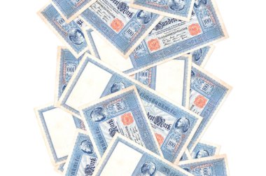 Beyaz üzerinde izole edilmiş 100 Reich işareti banknotları. Birçok banknot sol ve sağ tarafta beyaz kopya alanı ile düşüyor
