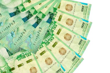 2000 Kazakistanlı tenge banknotları beyaz arka planda izole edilmiş ve fotokopi alanı fan şeklinde üst üste yığılmış. Finansal işlemler kavramı