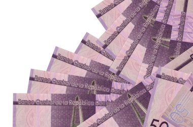 50 Dominik Pezosu banknotları beyaza izole edilmiş farklı bir sırayla yatar. Yerel bankacılık ya da para kazanma konsepti. İş arkaplanı afişi