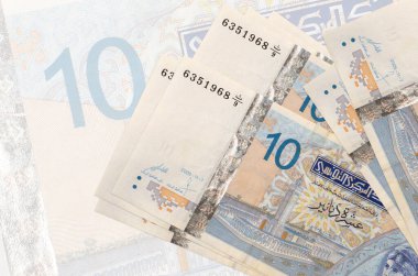 10 Tunus dinarı banknotları büyük yarı şeffaf banknotların arkasında duruyor. Ulusal para biriminin soyut sunumu. İş konsepti