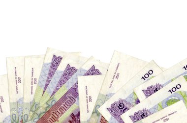 100 Kamboçyalı isyan tasarısı ekranın alt tarafında duruyor. Beyaz arka planda izole edilmiş ve fotokopi alanı var. Paralı iş kavramları için arkaplan afişi şablonu