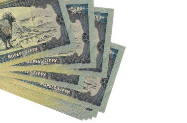 50 Nepal rupisi küçük gruplar halinde ya da beyaza izole edilmiş paketler halinde yatar. Kopyalama alanı olan bir model. İş ve para değişimi kavramı