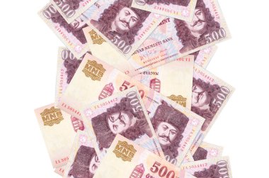 500 Macar forint banknotu beyazın üzerinde izole bir şekilde uçuyor. Birçok banknot sol ve sağ tarafta beyaz kopya alanı ile düşüyor