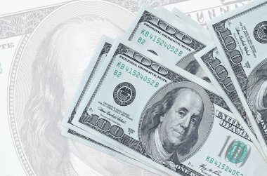 100 Amerikan doları banknotları büyük yarı şeffaf banknotların arka planında duruyor. Ulusal para biriminin soyut sunumu. İş konsepti