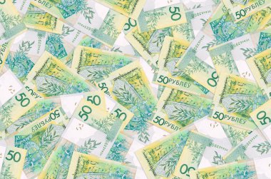 50 Belorus rublesi banknotları büyük bir yığın halinde duruyor. Zengin yaşam kavramsal geçmişi. Büyük miktarda para.