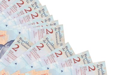 2 Venezuelalı Bolivar banknotu beyaz arka planda izole bir şekilde duruyor. Fan kaplamasında da kopya alanı var. Maaş zamanı kavramı veya finansal işlemler