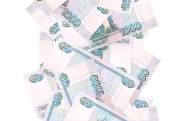 Beyaz üzerinde izole edilmiş 1000 Rus rublesi. Birçok banknot sol ve sağ tarafta beyaz kopya alanı ile düşüyor